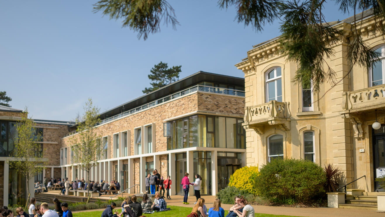 Doverbroecks 6th form-344