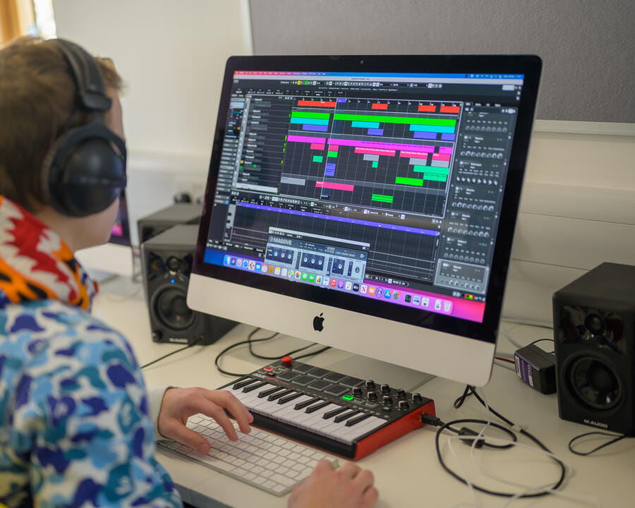 Doverbroecks 6th form-168